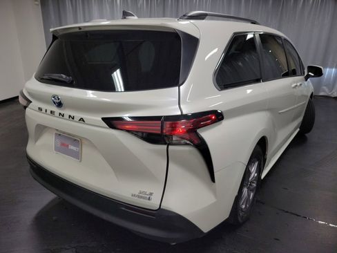 Used 2021 Toyota Sienna XLE image 8