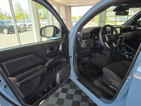 Used 2025 Toyota 4Runner SR5 AWD/4WD image 31
