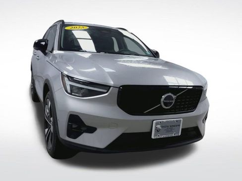 Used 2025 Volvo XC40 B5 Plus AWD/4WD image 18