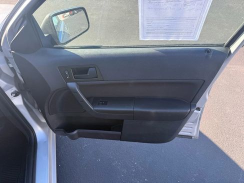 Used 2010 Ford Focus SE image 12