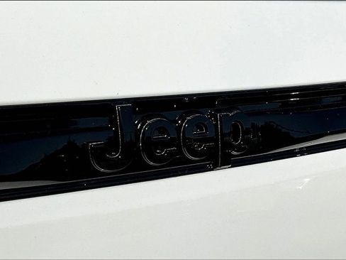 New 2025 Jeep Grand Cherokee Altitude image 12