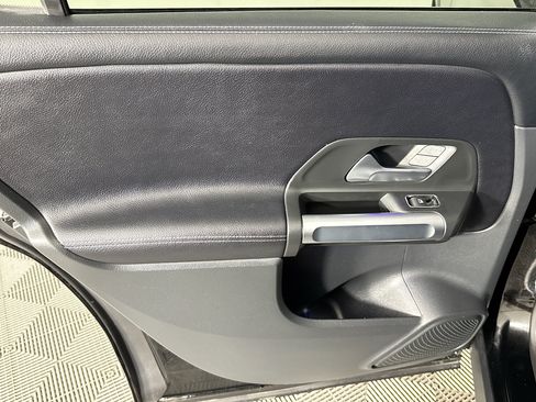 Used 2023 Mercedes-Benz GLB 250 w/ Premium Package image 23