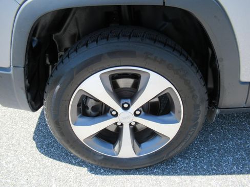 Used 2020 Jeep Cherokee Limited AWD/4WD image 8