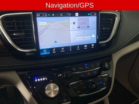 Used 2024 Chrysler Pacifica Limited image 3