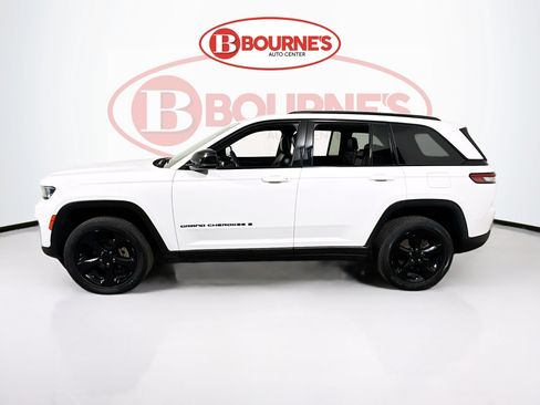 Used 2022 Jeep Grand Cherokee Altitude AWD/4WD image 7