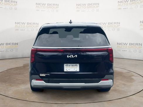 Used 2025 Kia Carnival FWD image 4