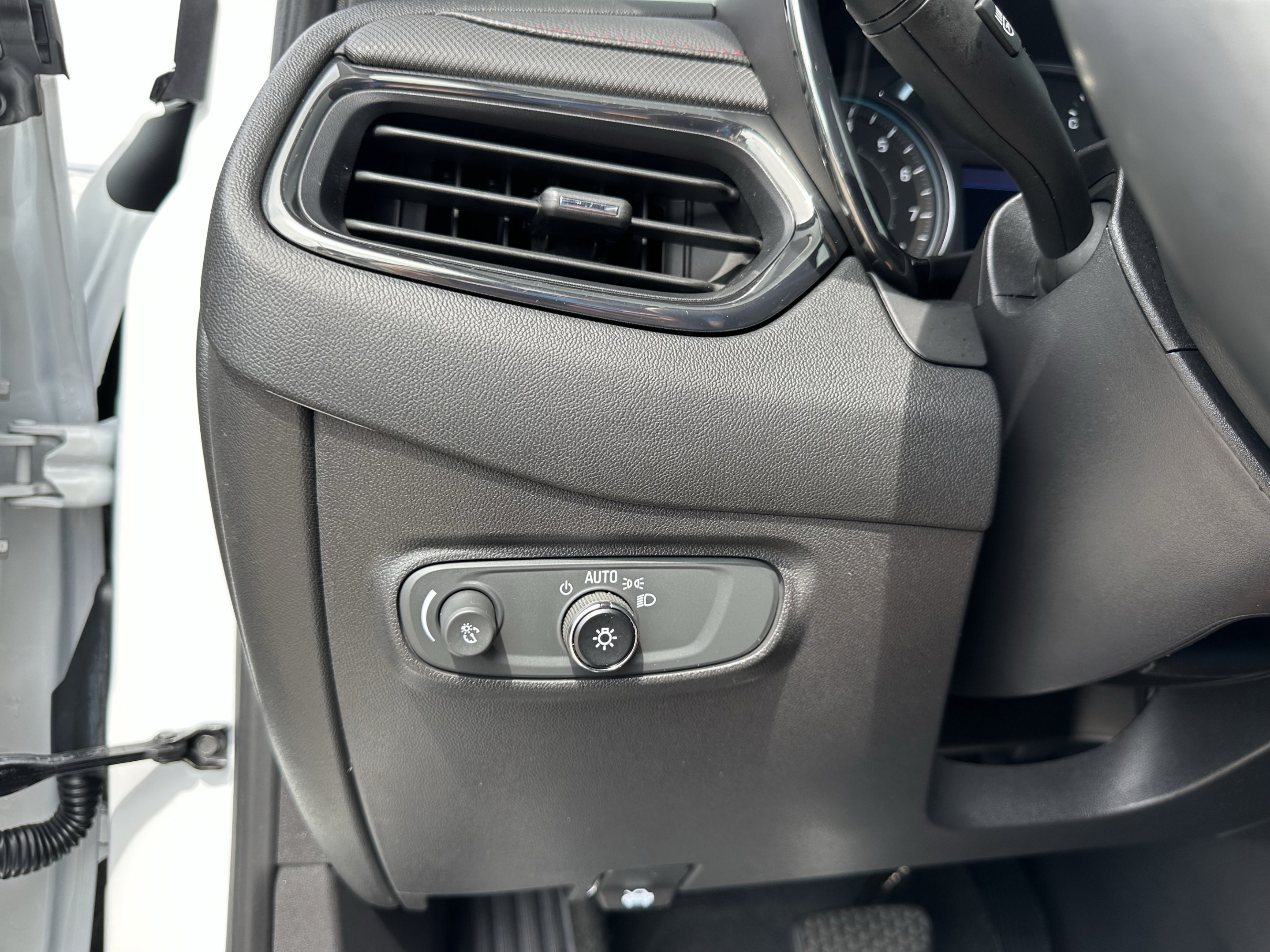 Used 2023 Chevrolet Equinox RS w/ RS Leather Package FWD image 31