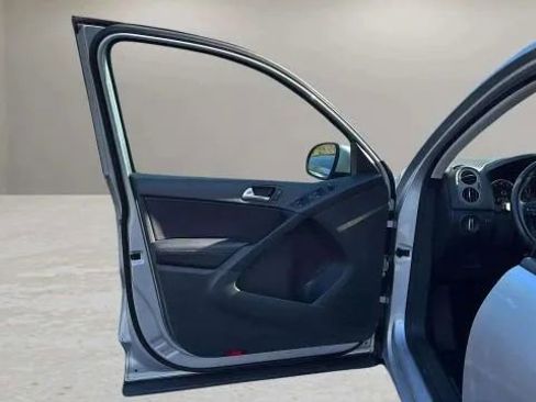 Used 2016 Volkswagen Tiguan S image 9
