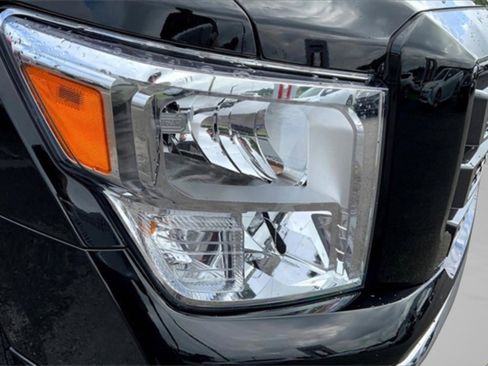 Used 2024 Nissan Titan SV w/ SV Convenience Package image 26