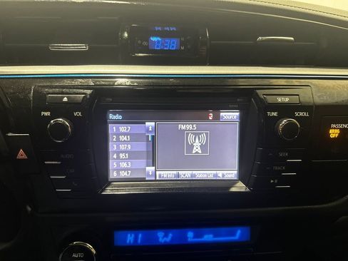 Used 2015 Toyota Corolla S image 34