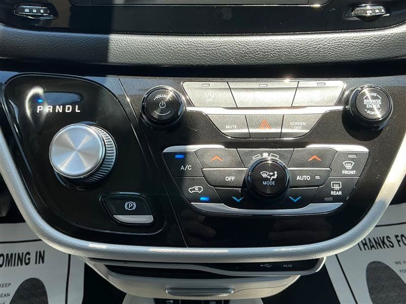 Used 2018 Chrysler Pacifica Touring-L FWD image 48