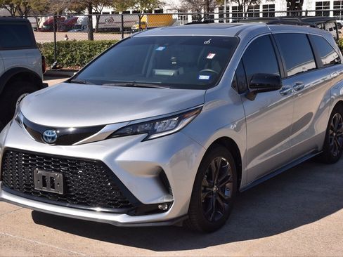 Used 2023 Toyota Sienna XSE w/ XSE Plus Package image 2