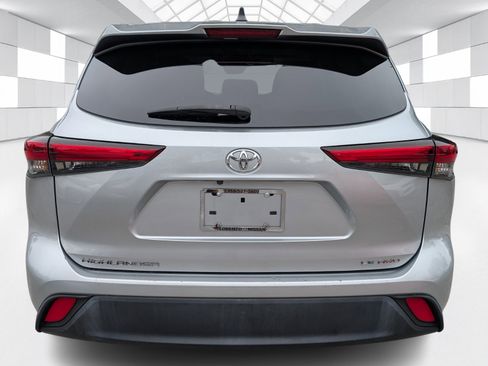 Used 2022 Toyota Highlander LE image 6