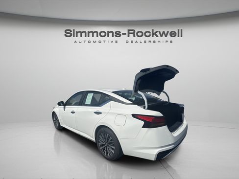 Used 2025 Nissan Altima 2.5 SV FWD image 4