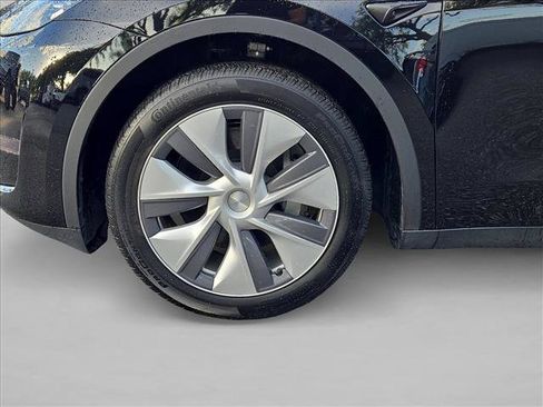 Used 2024 Tesla Model Y 2WD image 25