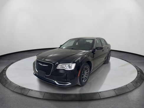 Used 2018 Chrysler 300 Touring RWD image 1