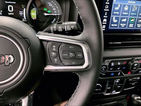 Used 2025 Jeep Wrangler Unlimited Sahara AWD/4WD image 28
