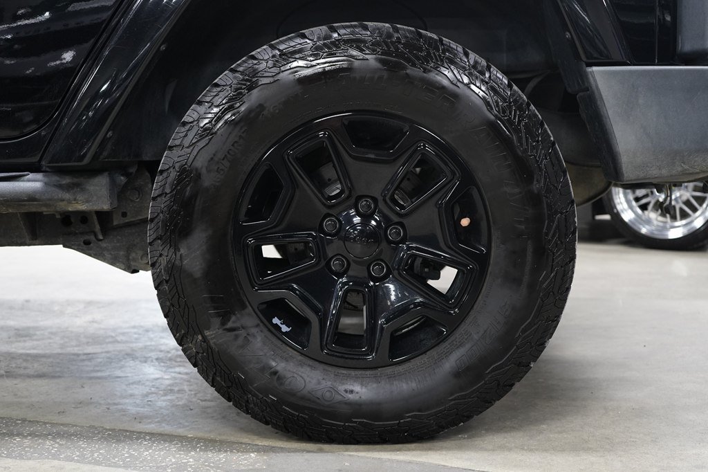Used 2015 Jeep Wrangler Unlimited Sahara w/ Dual Top Group AWD/4WD image 33