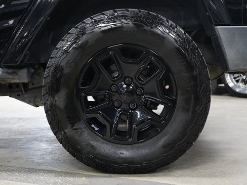 Used 2015 Jeep Wrangler Unlimited Sahara w/ Dual Top Group AWD/4WD image 33