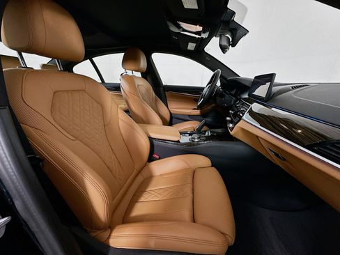 Used 2023 BMW 530e w/ Convenience Package image 32