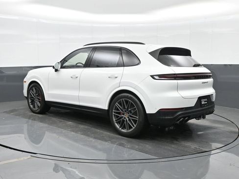 Certified 2025 Porsche Cayenne S image 3