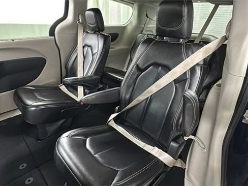 Used 2023 Chrysler Pacifica Touring-L image 12