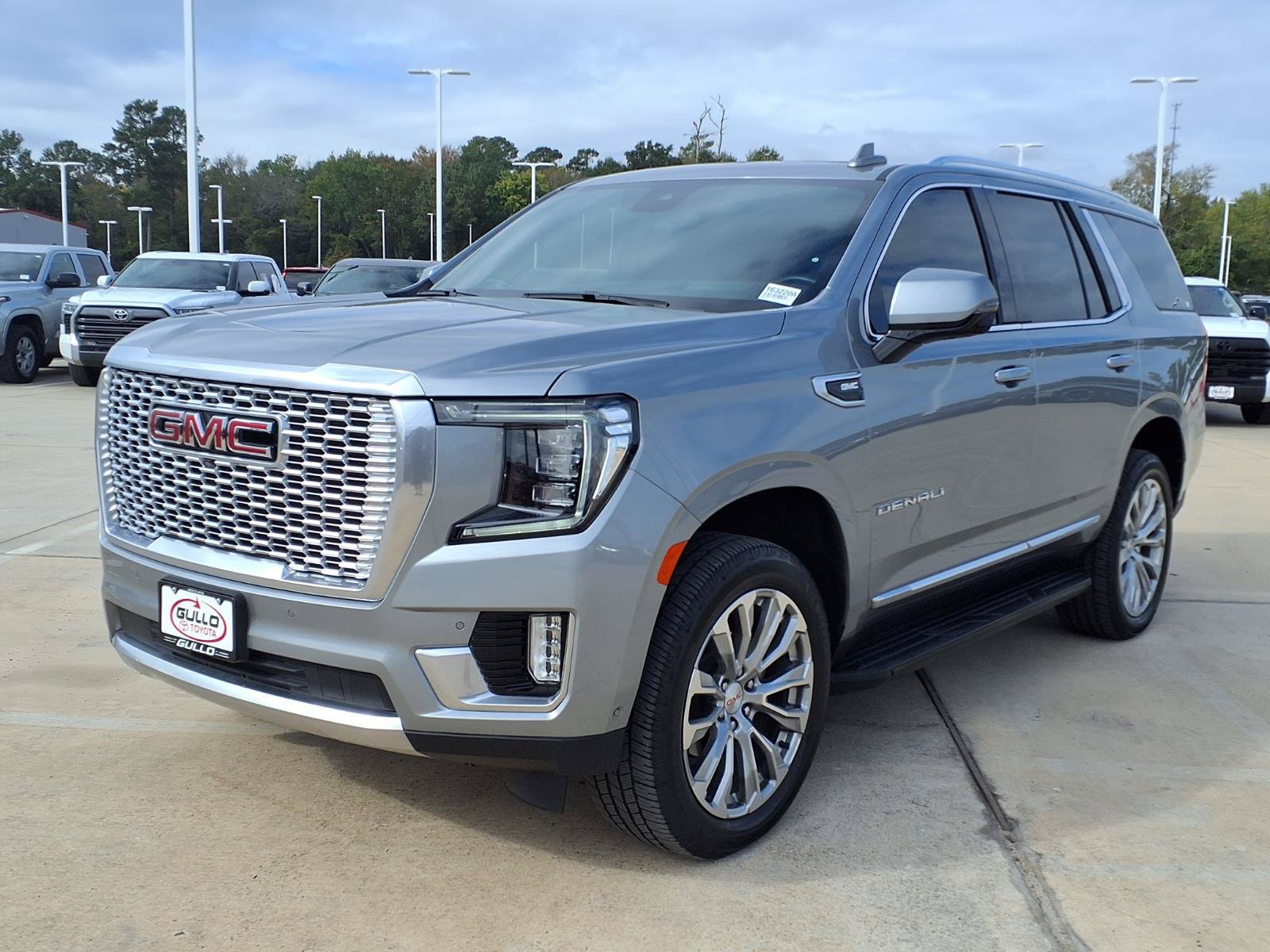 Used 2024 GMC Yukon Denali w/ Advanced Technology Package AWD/4WD image 3
