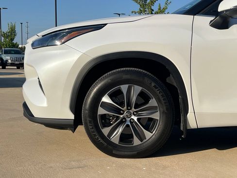 Used 2023 Toyota Highlander XLE FWD image 8
