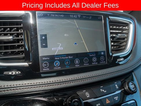 Used 2020 Chrysler Pacifica Limited FWD image 15