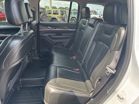 Used 2024 Jeep Grand Cherokee Limited w/ Black Appearance Package image 21