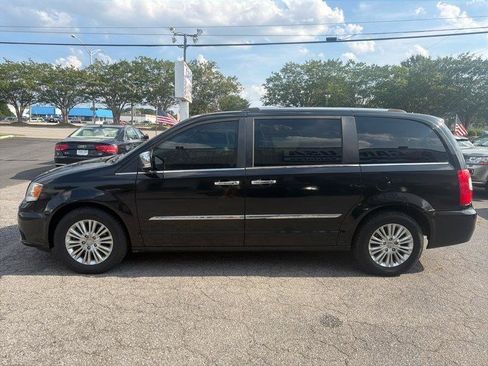 Used 2014 Chrysler Town & Country Limited w/ Luxury Group FWD image 5