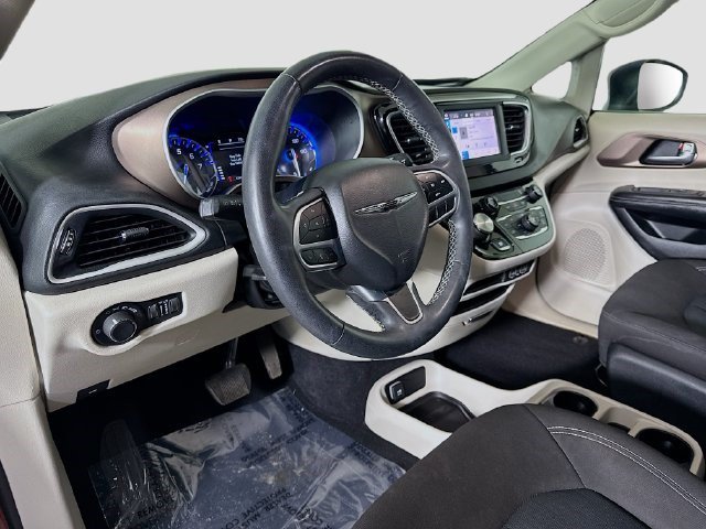 Used 2022 Chrysler Voyager LX FWD image 22