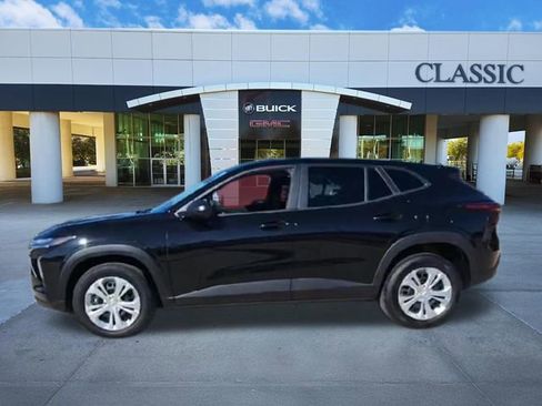 Used 2025 Chevrolet Trax LS image 4