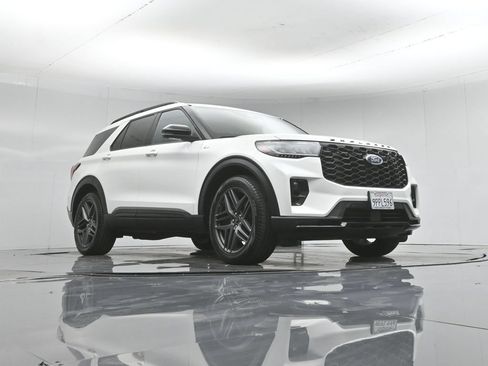 Certified 2025 Ford Explorer ST-Line w/ Premium Package RWD image 50