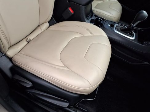 Used 2017 Jeep Cherokee Limited FWD image 19