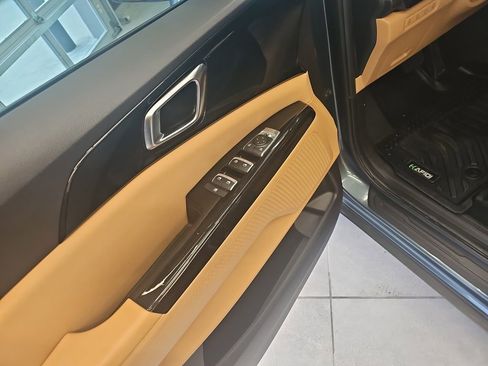 Used 2024 Kia Carnival EX image 14