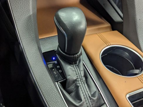 Used 2019 Toyota Avalon Limited image 14