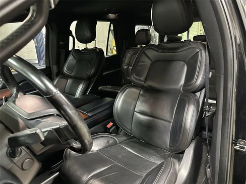 Used 2018 Lincoln Navigator Premiere image 13