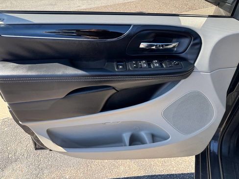 Used 2016 Dodge Grand Caravan SXT image 12