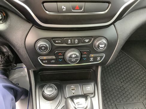 Used 2020 Jeep Cherokee Latitude Plus w/ Cold Weather Group AWD/4WD image 19