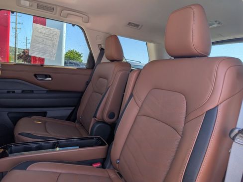 Used 2025 Nissan Pathfinder Platinum AWD/4WD image 8