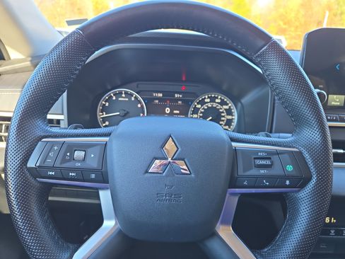 Used 2024 Mitsubishi Outlander SE image 11