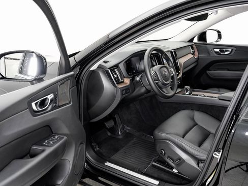 Used 2022 Volvo XC60 B5 Momentum w/ Advanced Package image 7