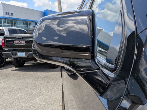 Certified 2025 Chevrolet Suburban LT RWD image 11