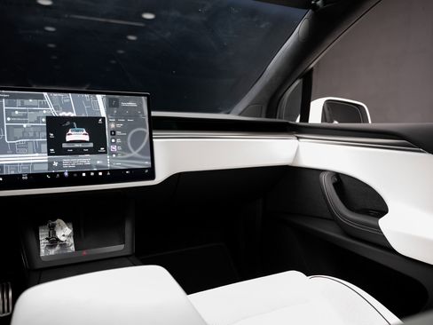 Used 2023 Tesla Model X Plaid image 40