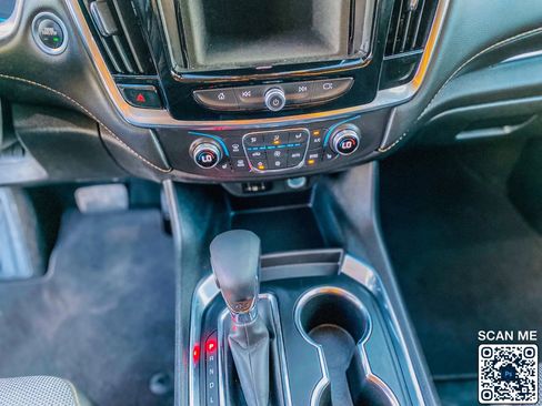 Used 2021 Chevrolet Traverse LT image 25