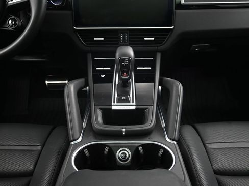 Certified 2022 Porsche Cayenne Turbo S AWD/4WD image 10
