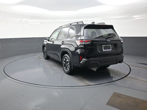 Used 2025 Subaru Forester Premium image 5