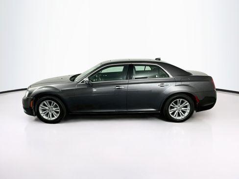 Used 2017 Chrysler 300 C RWD image 4