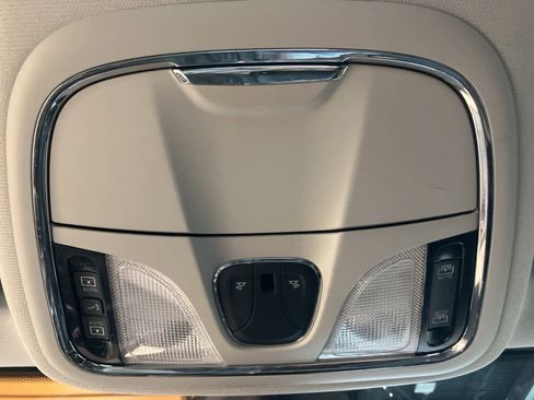 Used 2019 Jeep Cherokee Latitude Plus w/ Comfort/Convenience Group image 23